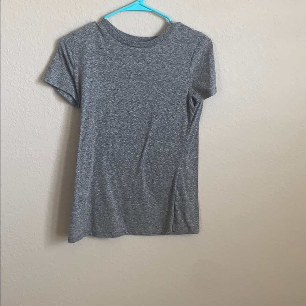 gray short sleeve t-shirt